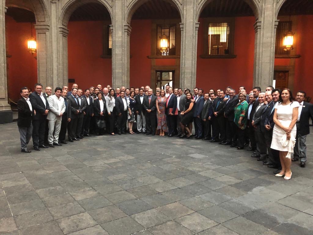 MtraLGarfias's tweet photo. #SNTErespaldaAlPresidente 🙋‍♂🇲🇽

🔴POSICIONAMIENTO🔴 Con México, todos 🇲🇽... Llama líder del #SNTE Alfonso Cepeda sumar apoyo a política conciliatoria del Presidente ante EU 

#FelizDomingo México #BuenDomingo #2deJunio  AMLO #enacional Trump #Elecciones2019 Edomex #RedAMLOVE https://t.co/2jvgaykoN8