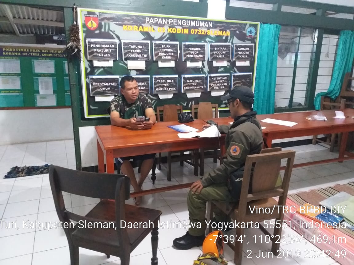 TRCBPBDDIY's tweet photo. Giat Patroli Ops Ronda Ketupat 2019 malam ini melaksanakan koordinasi jaringan posko lebaran relawan dan TNI/Polri dengan rute Turi - Pulowatu - Pakem - Jangkang.
#OperasiRondaKetupat2019
#WaspadaMerapi
#SiapUntukSelamat https://t.co/VOvd5Oxr6S