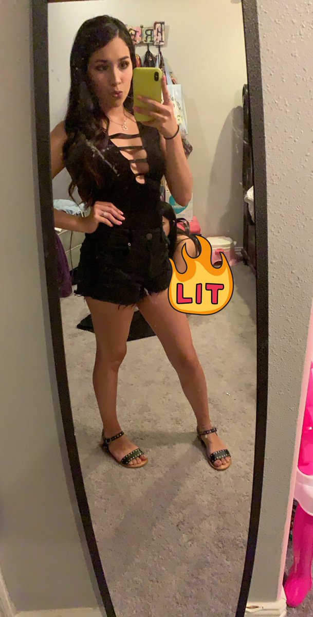 erinrg97's tweet photo. Doesn’t want to wear all black ends up in all black like always 🙃😂 #ripmirror https://t.co/a2MNekKqni