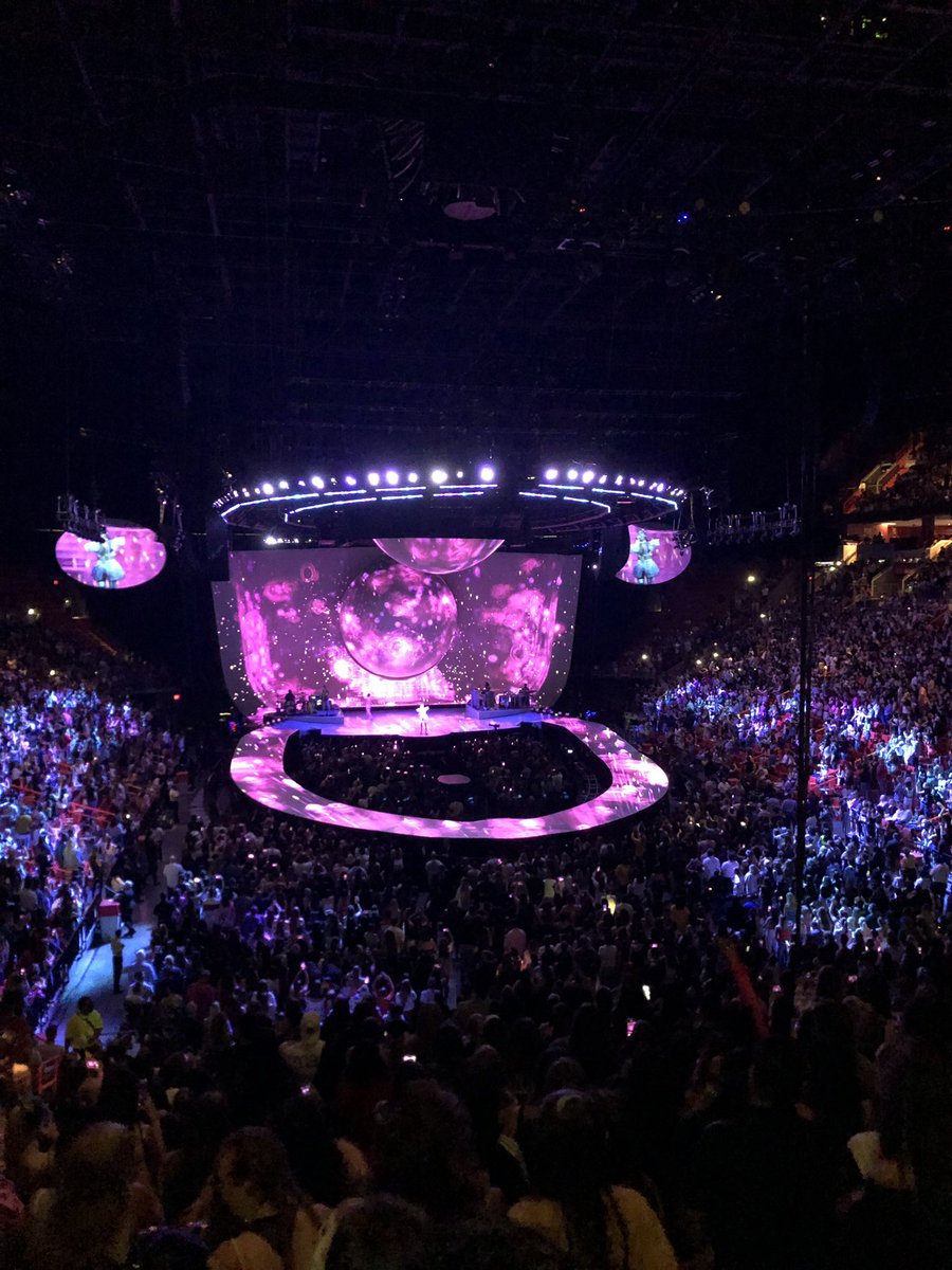 imhslutt's tweet photo. she really went off and no one was ready for her #SWTMiami #SWTMIAMI2 @ArianaGrande https://t.co/ecAGJ3a1NJ