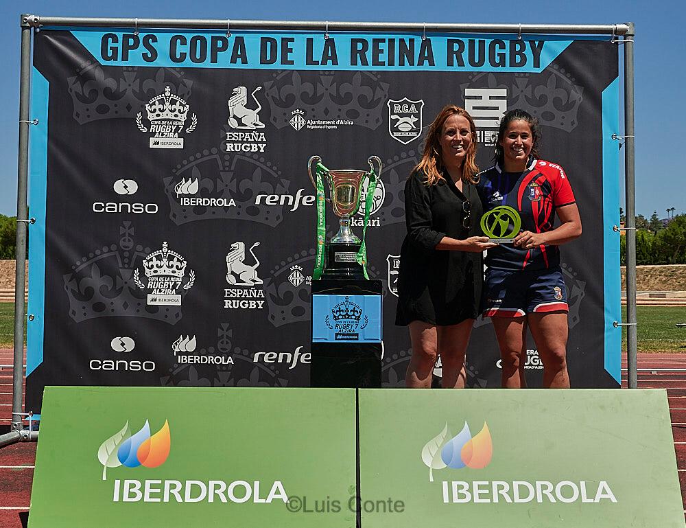 CopaReina7s's tweet photo. #CopaReina7s | Lucía Díaz de @CRMajadahonda ha sido galardonada con el premio Leona @iberdrola en #Alzira7s como mejor jugadora del torneo. ¡Enhorabuena! 🏉👑🔝 https://t.co/2JH215K56s