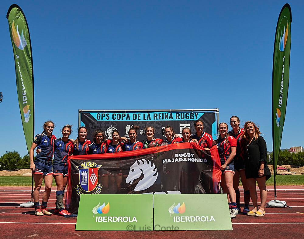 CopaReina7s's tweet photo. #CopaReina7s | @CRMajadahonda
se mete en la pelea por el título tras llevarse la Serie de #Alzira7s 15-10 vs @CEINEFBCN -
@RCLHospitalet. ¡Enhorabuena! 🏉👑

🥇 @CRMajadahonda
🥈 @CEINEFBCN - @RCLHospitalet
🥉 @Rugby_Cisneros

➡️ Clasificación y resultados https://t.co/4lxP4SH4tl https://t.co/Gu3L6d9JHJ