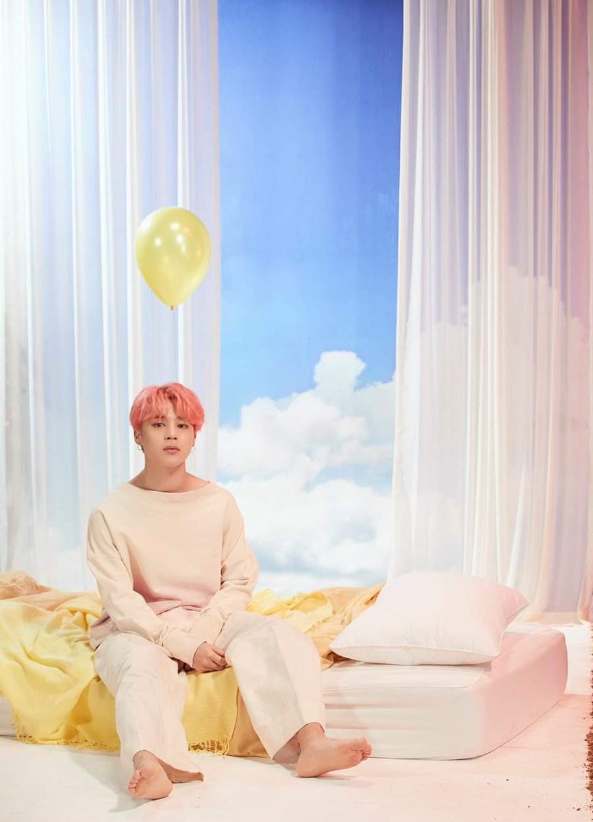 minieposts's tweet image. who dared to make jimin look extra tiny even next to yoongi 😡 #JIMIN #YOONGI #BTS #YOONMIN