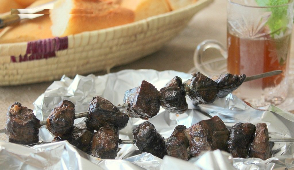 EL MELFOUFOriginaire du sud c'est du foie de mouton à la crépine, La première chose qu'on mange le jour de l'Aid el kebir. Traditionnellement on le sert avec du pain et un bon verre de thé à la menthe.