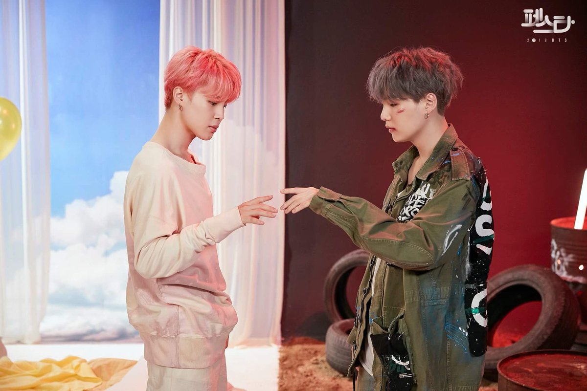 minieposts's tweet image. tiny meets tiny #JIMIN #YOONGI #BTS #YOONMIN