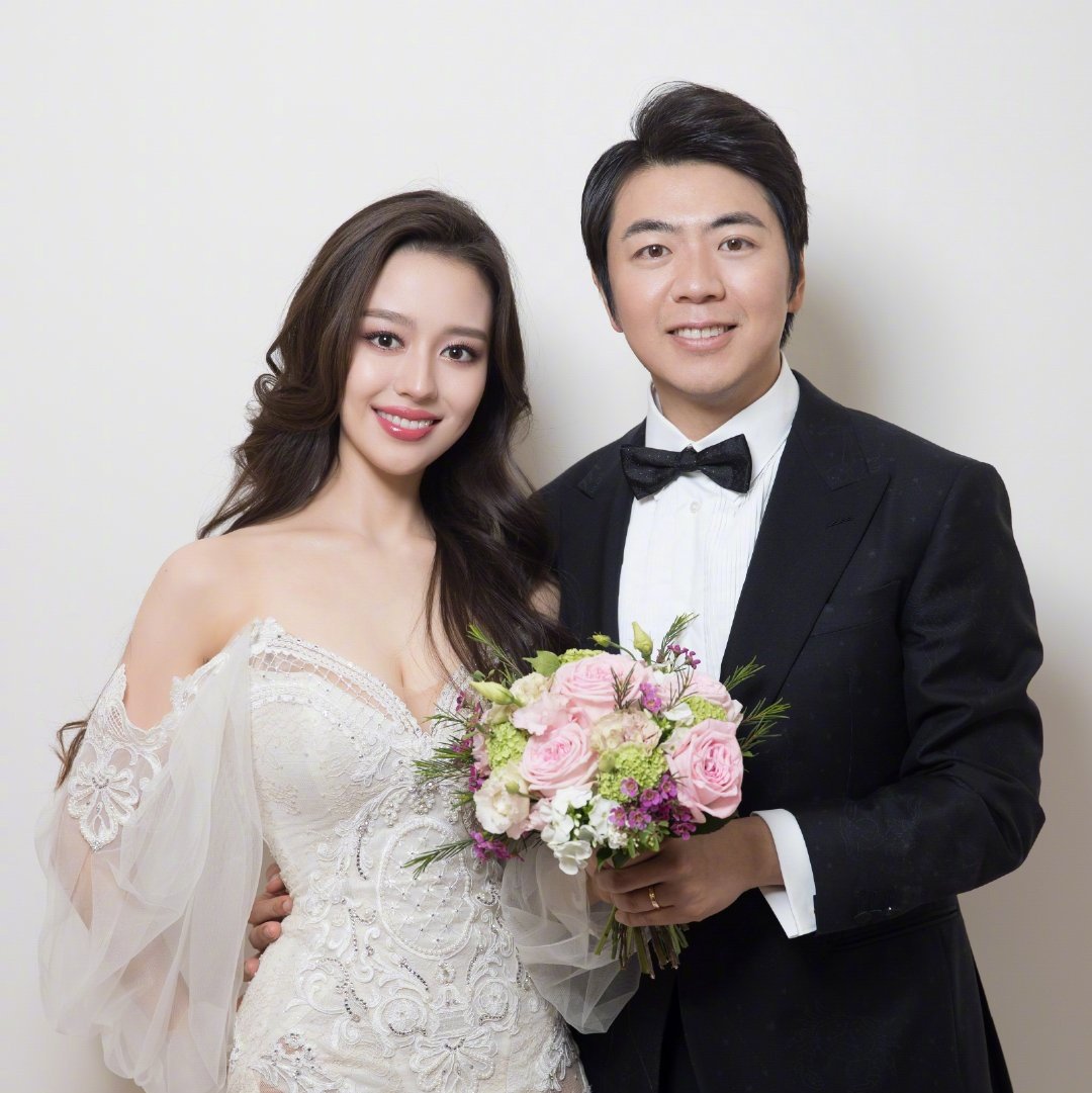 QCJ_Lee's tweet photo. 著名钢琴家郎朗在微博晒出婚纱照宣布结婚喜讯，并配文：“我找到我的爱丽丝啦，她是��娜·爱丽丝 ”。郎朗于今日在法国某酒店举行婚礼，并在凡尔赛宫举办婚礼晚宴。他与24岁德韩混血的新娘Gina Alice几年前相识于德国柏林，女方毕业于汉堡音乐戏剧学院，同样精通钢琴演奏。恭喜！新娘超美 https://t.co/mzcLZJTN5I