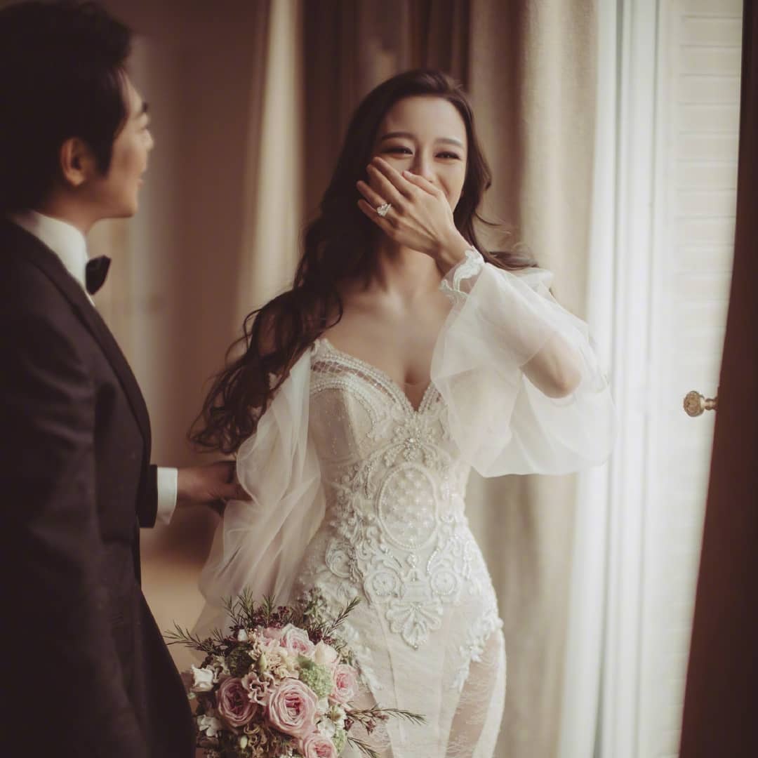 QCJ_Lee's tweet photo. 著名钢琴家郎朗在微博晒出婚纱照宣布结婚喜讯，并配文：“我找到我的爱丽丝啦，她是��娜·爱丽丝 ”。郎朗于今日在法国某酒店举行婚礼，并在凡尔赛宫举办婚礼晚宴。他与24岁德韩混血的新娘Gina Alice几年前相识于德国柏林，女方毕业于汉堡音乐戏剧学院，同样精通钢琴演奏。恭喜！新娘超美 https://t.co/mzcLZJTN5I