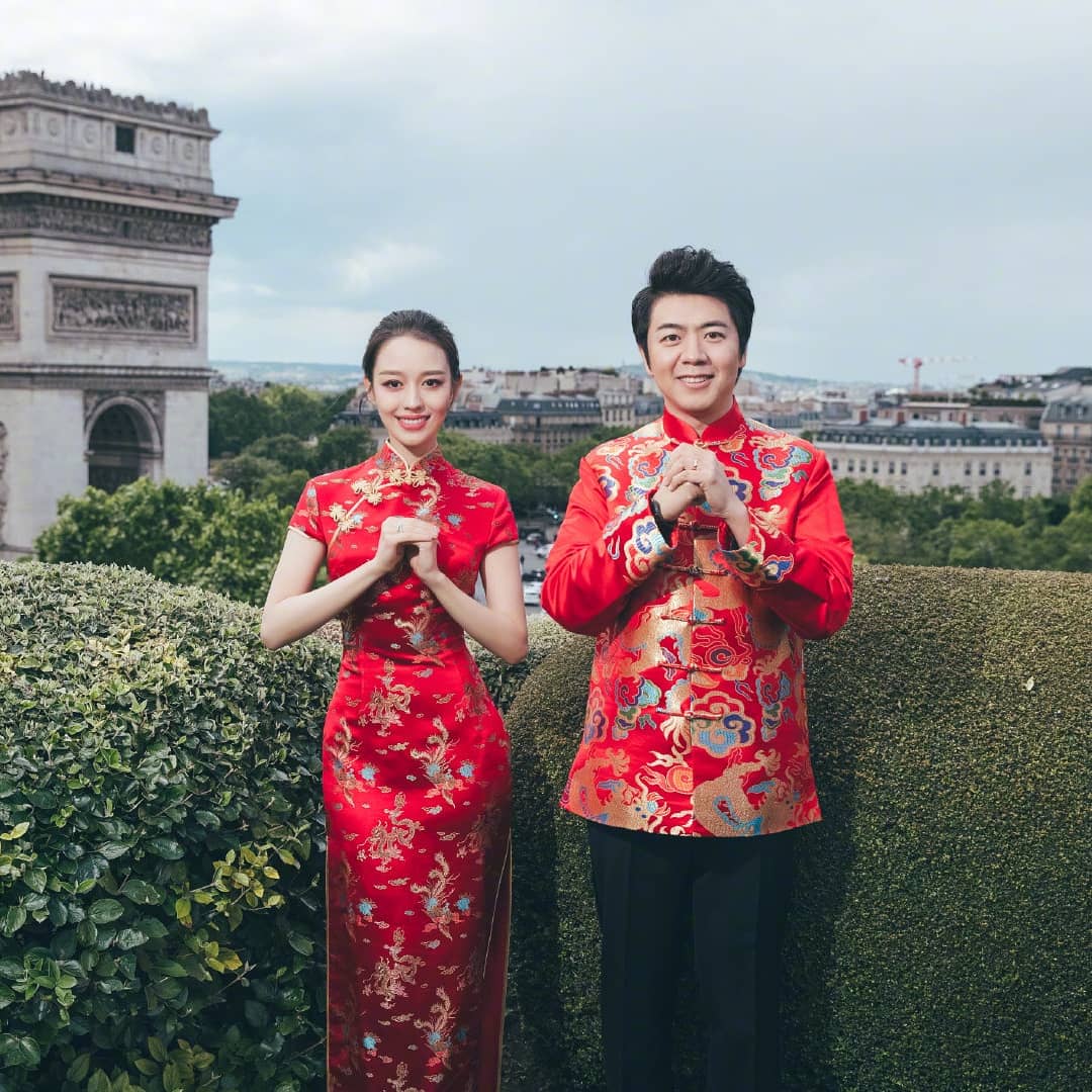 QCJ_Lee's tweet photo. 著名钢琴家郎朗在微博晒出婚纱照宣布结婚喜讯，并配文：“我找到我的爱丽丝啦，她是��娜·爱丽丝 ”。郎朗于今日在法国某酒店举行婚礼，并在凡尔赛宫举办婚礼晚宴。他与24岁德韩混血的新娘Gina Alice几年前相识于德国柏林，女方毕业于汉堡音乐戏剧学院，同样精通钢琴演奏。恭喜！新娘超美 https://t.co/mzcLZJTN5I