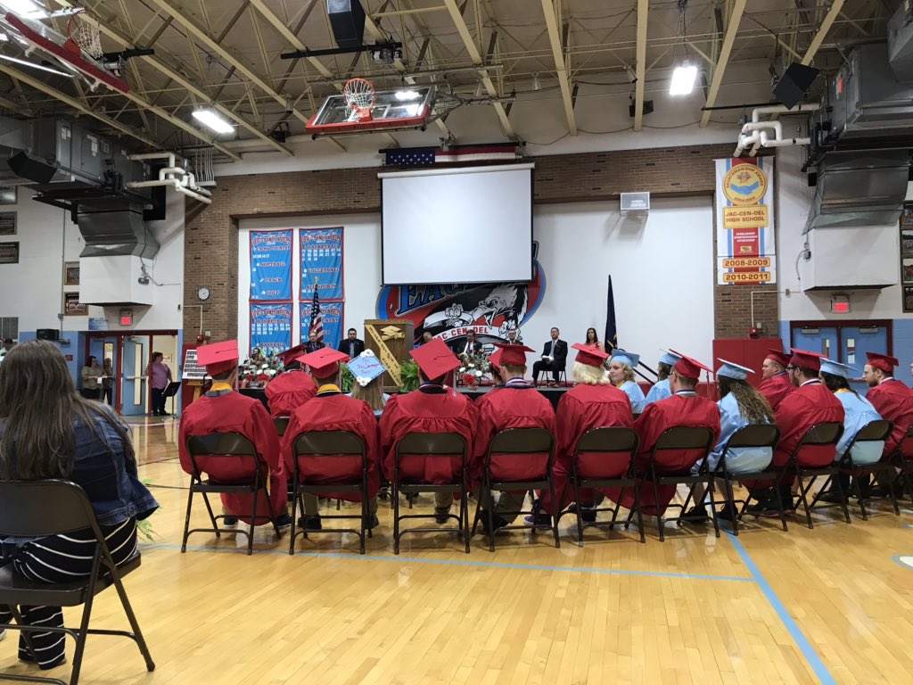 JCDArtClub's tweet photo. Congratulations to the Class of 2019! As the Valedictorian Jennifer Dodge said, life is a series of puzzles. Finding where you fit in not only applies to you now, but will as you get older too. Just know that you are capable of way more than you think!! #confidence #jcdpride https://t.co/lAczKputwy