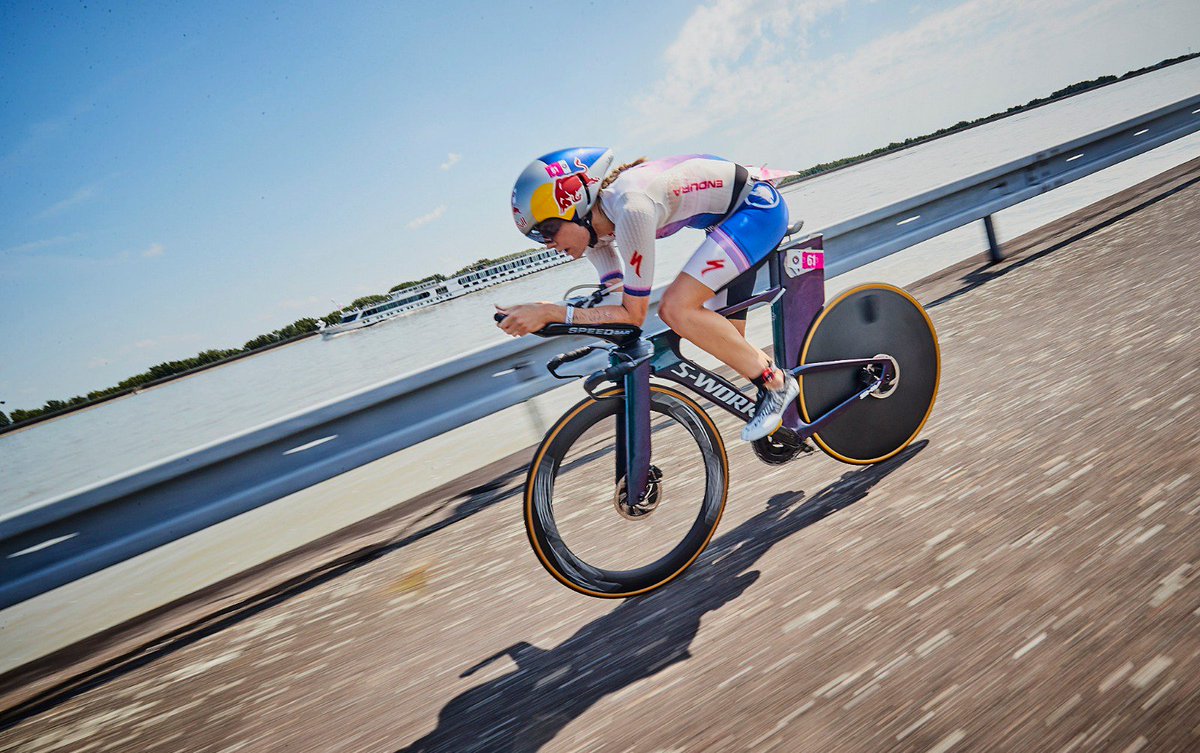 LucyAnneCharles's tweet image. Three-peating here in Samorin @Challenge_Famil #TheChampionship 🎉🤩 photos: @JamesMitchell5 📸 #WinnerWinnerChickenDinner #WeAreTriathlon