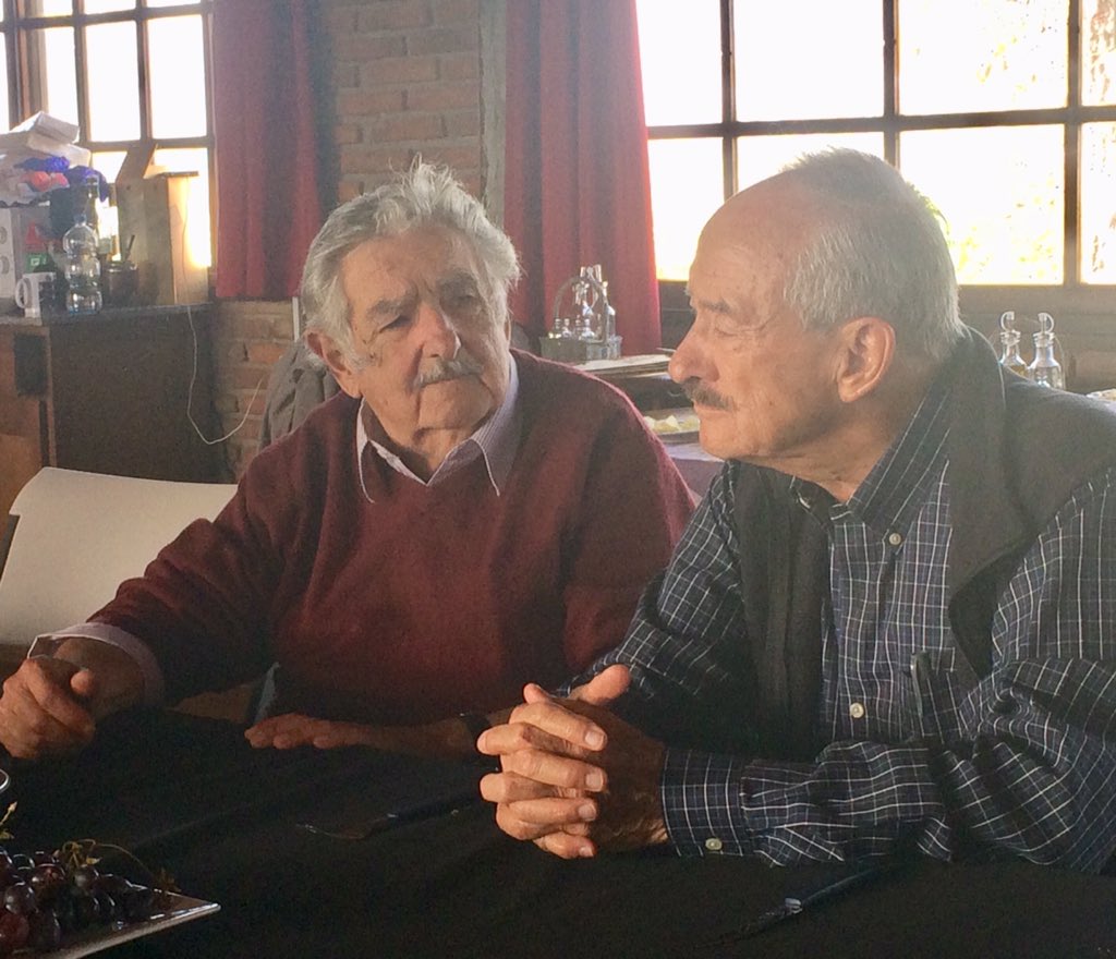 EmbaMexUru's tweet photo. El embajador @VictorMBarcelo visita al ex presidente José Mujica, con estudiantes de Nuevo Apodaca, Nuevo León. que participan en el concurso de robótica FIRST®️ LEGO®️ League Plan Ceibal International. https://t.co/w185GCiwX2