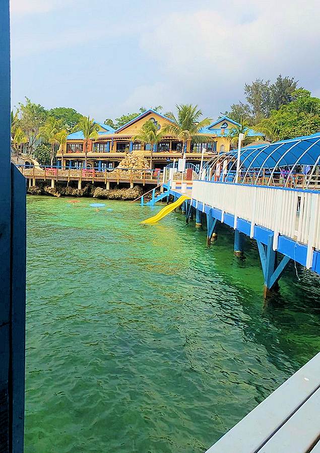 CaribeTesoro's tweet photo. Our Pier always gets a breeze because it's out over the water. 
Why stay home sweating under your fan.
Come to Caribe Tesoro and cool off. On the dock or in the pool.
Chill with us Today... 
#CaribeTesoro #CaribeTesoroRoatan
https://t.co/7RcWUgOTYk https://t.co/uVWSCiSd1W