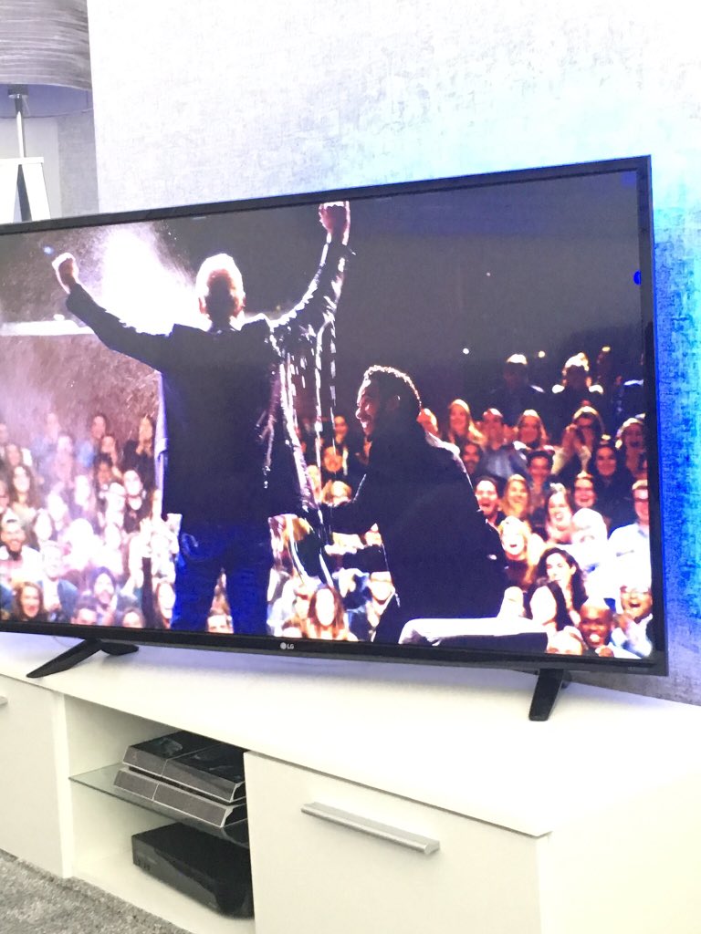 daulby_phil's tweet photo. @LewisHamilton @Letterman @netflix That’s how you finish an amazing interview https://t.co/DEbB5nZNm5