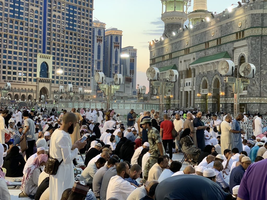 wasim_dr's tweet photo. Iftar Mubarak from the Grand Mosque. #Ramadan  28 ✔️, Allah accept it all from us. May He (SWT) forgive all our shortcomings and grant happiness and peace of mind. #Makkah https://t.co/lEvq1ttnpF