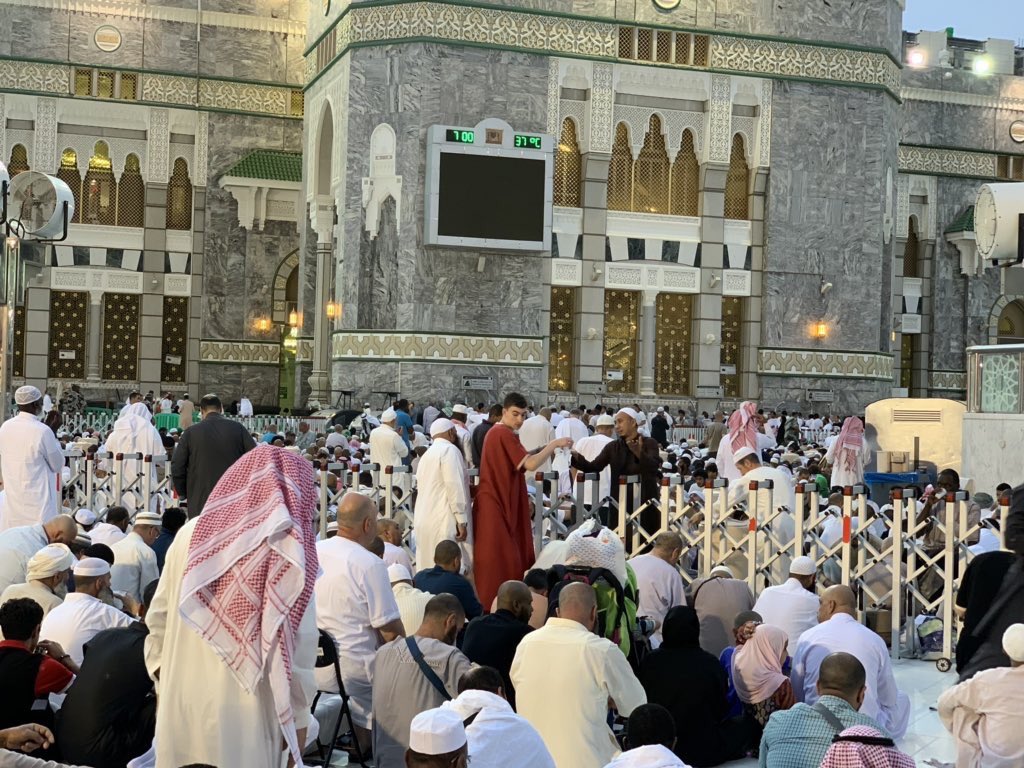wasim_dr's tweet photo. Iftar Mubarak from the Grand Mosque. #Ramadan  28 ✔️, Allah accept it all from us. May He (SWT) forgive all our shortcomings and grant happiness and peace of mind. #Makkah https://t.co/lEvq1ttnpF