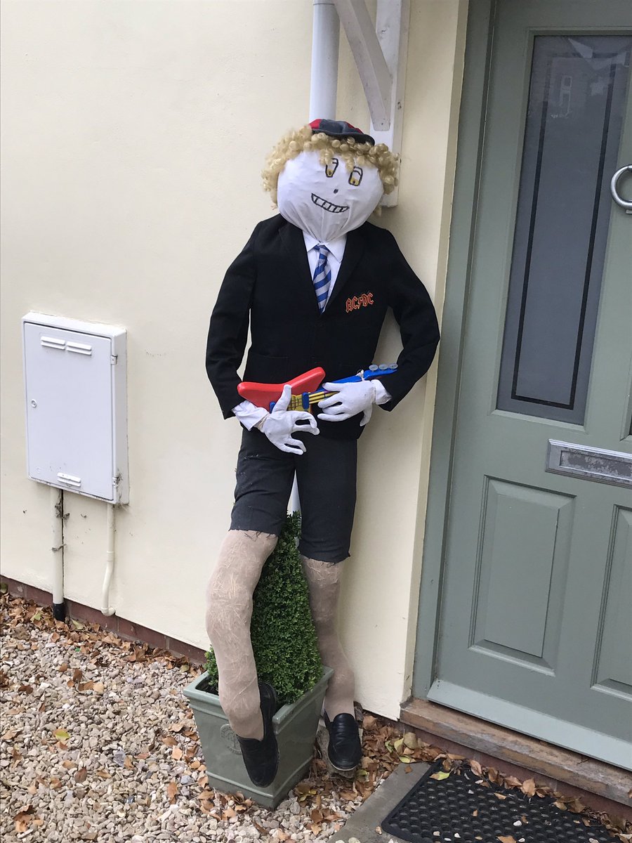 It is probably every great guitarist’s dream to be immortalised as a scarecrow 🎸 #angusyoung #acdc #motcombevillagefete #scarecrows