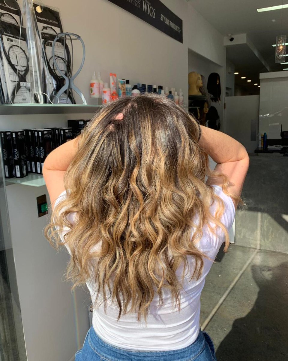 Balayage Touch-Up with a Golden Tone done by our amazing Brooklyn colorist @danirussohair 😍
In need of a touch-up? Call our Brooklyn Showroom for your next color consultation!