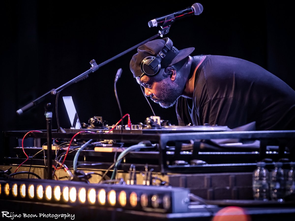 LiveStreamMag's tweet photo. Legendarische rapformatie De La Soul brengt old school #hiphop tot leven in @MusisenSTArnhem i.s.m. @LuxorLive. Met @WeAreDeLaSoul #KevinMercer #VincentMason #DavidJudeJolicoeur #IvoStatinsky #DJSmoothCee
CHECK: https://t.co/CoRulD9Ie1 https://t.co/1N5Ru52U2v