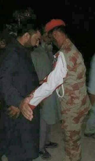 UmeetanBaloch's tweet photo. بڑے بے آبرو ہو کے نکلے صنم تیرے کوچے سے 
کیا پتا تھا کہ آنے پر پھول اور جانے پر تلاشی لی جائے گی.. سرفراز بهٹی https://t.co/qh4ntbxPSs