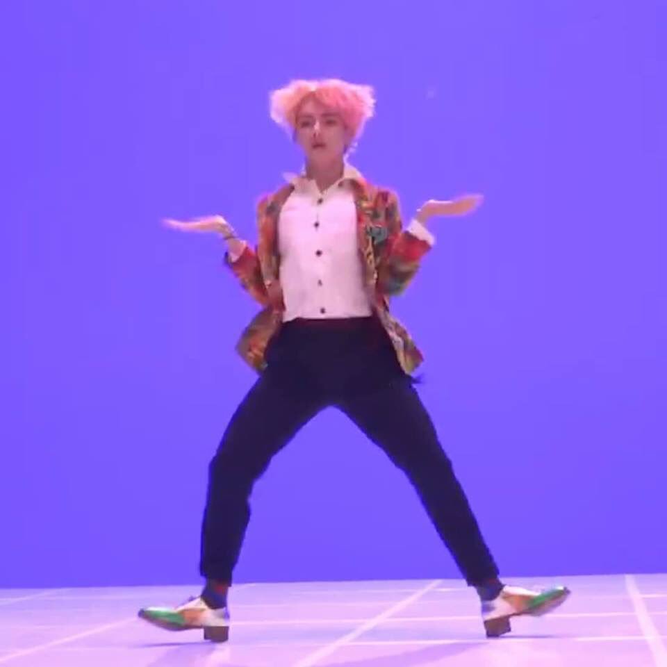 Cut24614880's tweet photo. Lag 😂🤣🤣 @BTS_twt https://t.co/bGdLoEwepA
