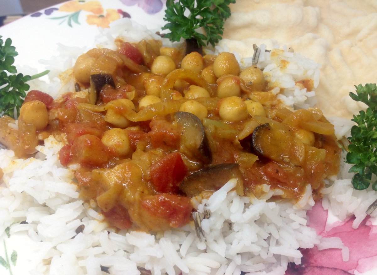 vegandailysite's tweet photo. #Aubergine and #chickpea #curry with #BasmatiRice and #pappadums. - Curry mit #Auberginen und #Kichererbsen, #Basmati-#Reis und #Papadams #papad #papadum #vegan#whatveganseat #govegan #plantbased https://t.co/hvKmpsCI6N