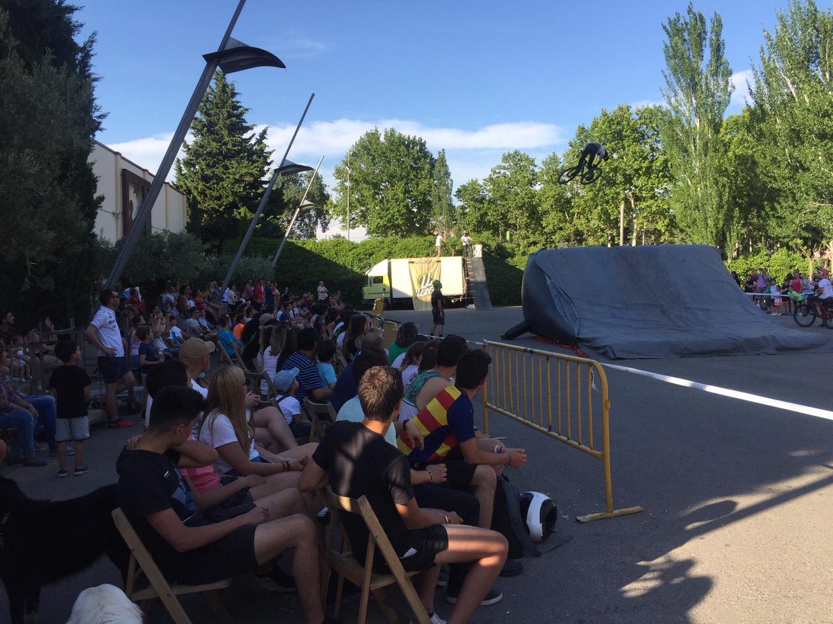 AytoMonzon's tweet photo. Últimas actividades de la segunda jornada de @CincaSport, que cerrará sus puertas a las 21 h en la nave de la Azucarera tras dos intensos días con el deporte como gran protagonista #Monzón https://t.co/UUryANUQzF