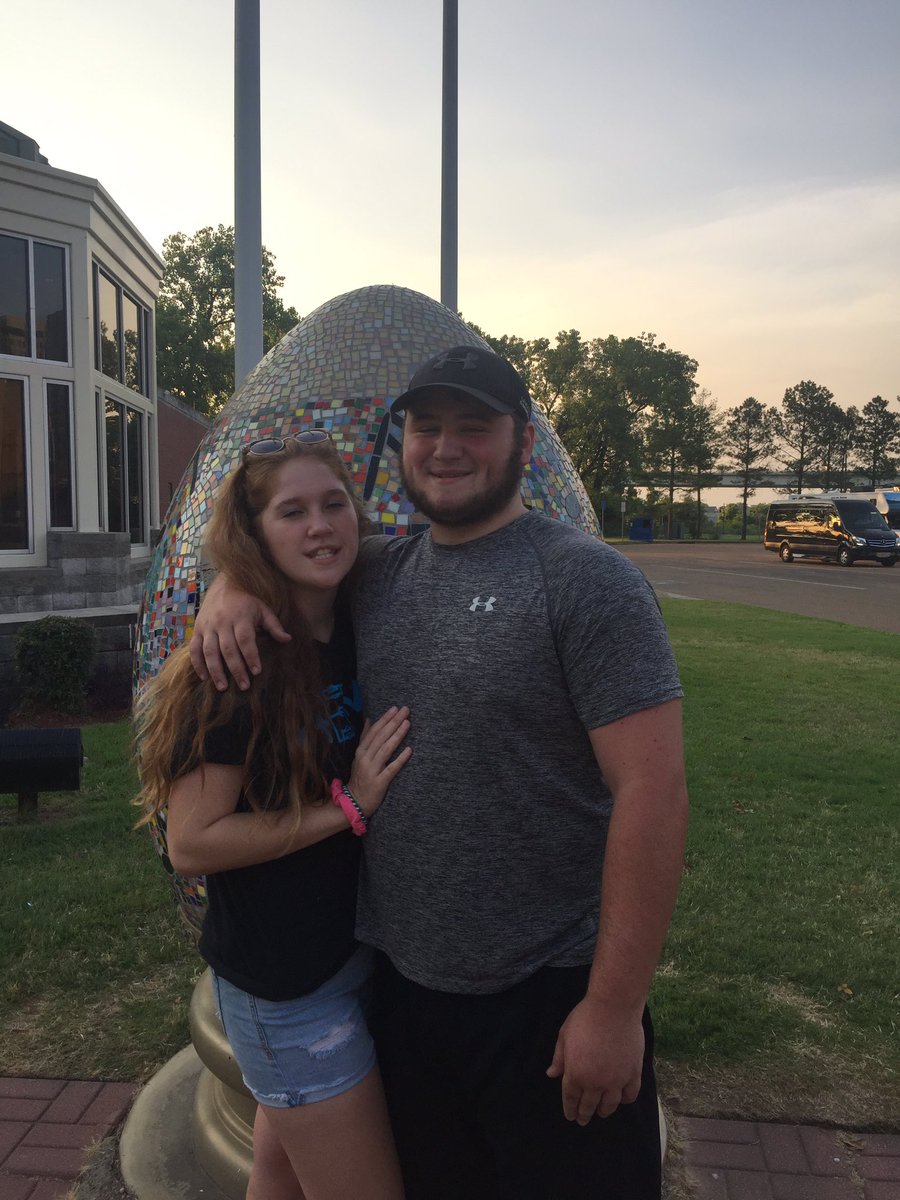 _lily_yates_'s tweet photo. A slow progression of our relationship....#2monthsstrong https://t.co/hJHmnX31kf