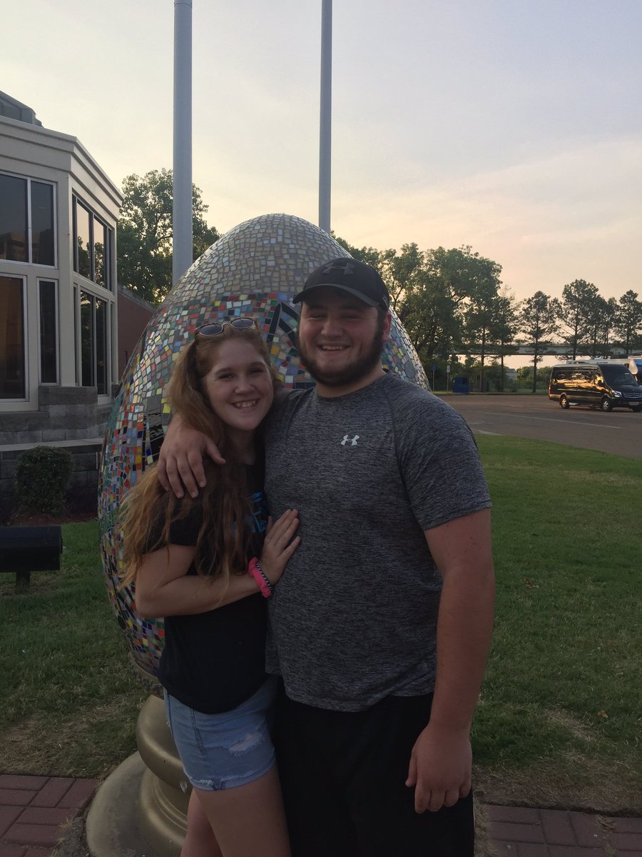 _lily_yates_'s tweet photo. A slow progression of our relationship....#2monthsstrong https://t.co/hJHmnX31kf