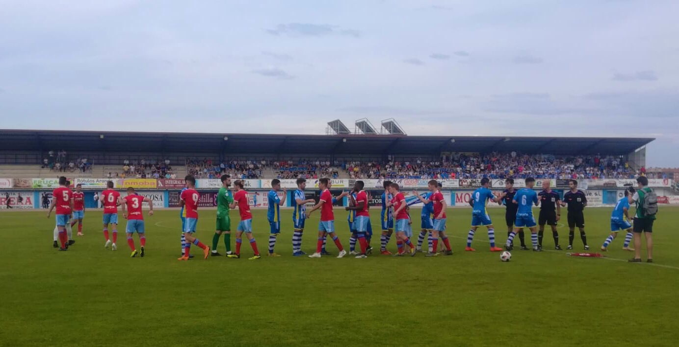 El Deportivo Aragón se saluda con la Arandina antes del inicio del encuentro (Foto: Real Zaragoza).