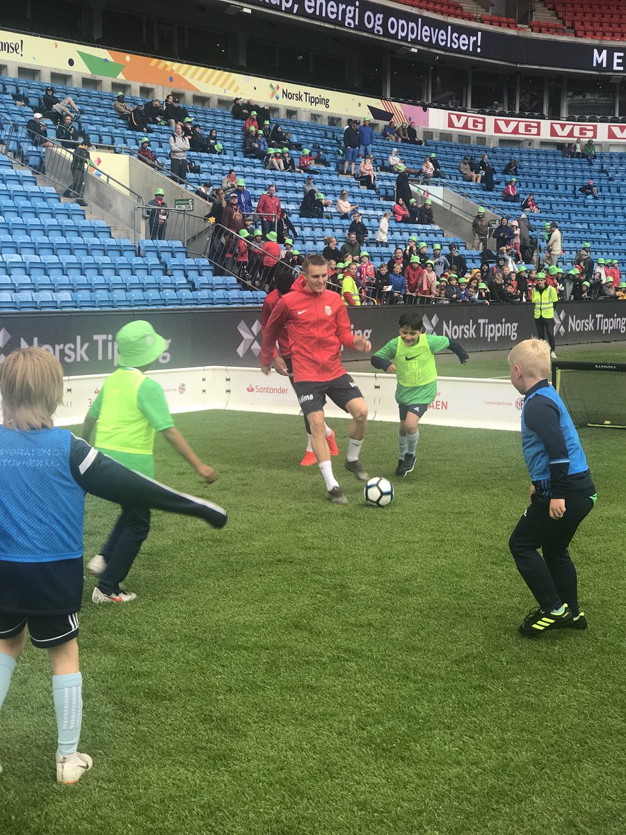 Populære landslagsspillere på Ullevaal i ettermiddag. #nff #sterkeresammen #norrom #UEFANationsLeague @HaitamAleesami @Northboss16 @martinio98