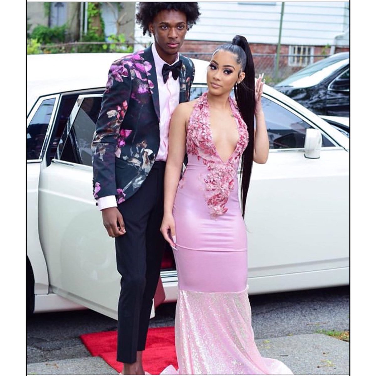 simisanya's tweet photo. For real though why do you think there no is no PROM in Nigeria 🤔🤔. Kanipe there was prom I am so sure that I would have gotten a white limo with red carpet too 😂 #PromInNigeria https://t.co/BKhbF0NDpn