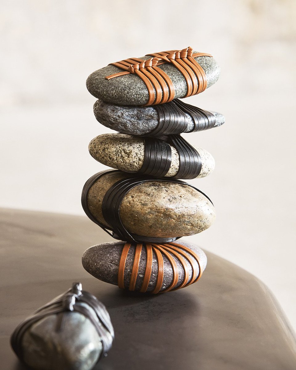 LoeweOfficial's tweet photo. Centred around the themes of basketry, weaving and hand quilting, the LOEWE Baskets collection comprises one-off art pieces and a range of bags, accessories and charms. Available now at selected stores and https://t.co/V7jZ2gc8SM.
#LOEWE #LOEWEprojects https://t.co/SZ7cb4eCQp