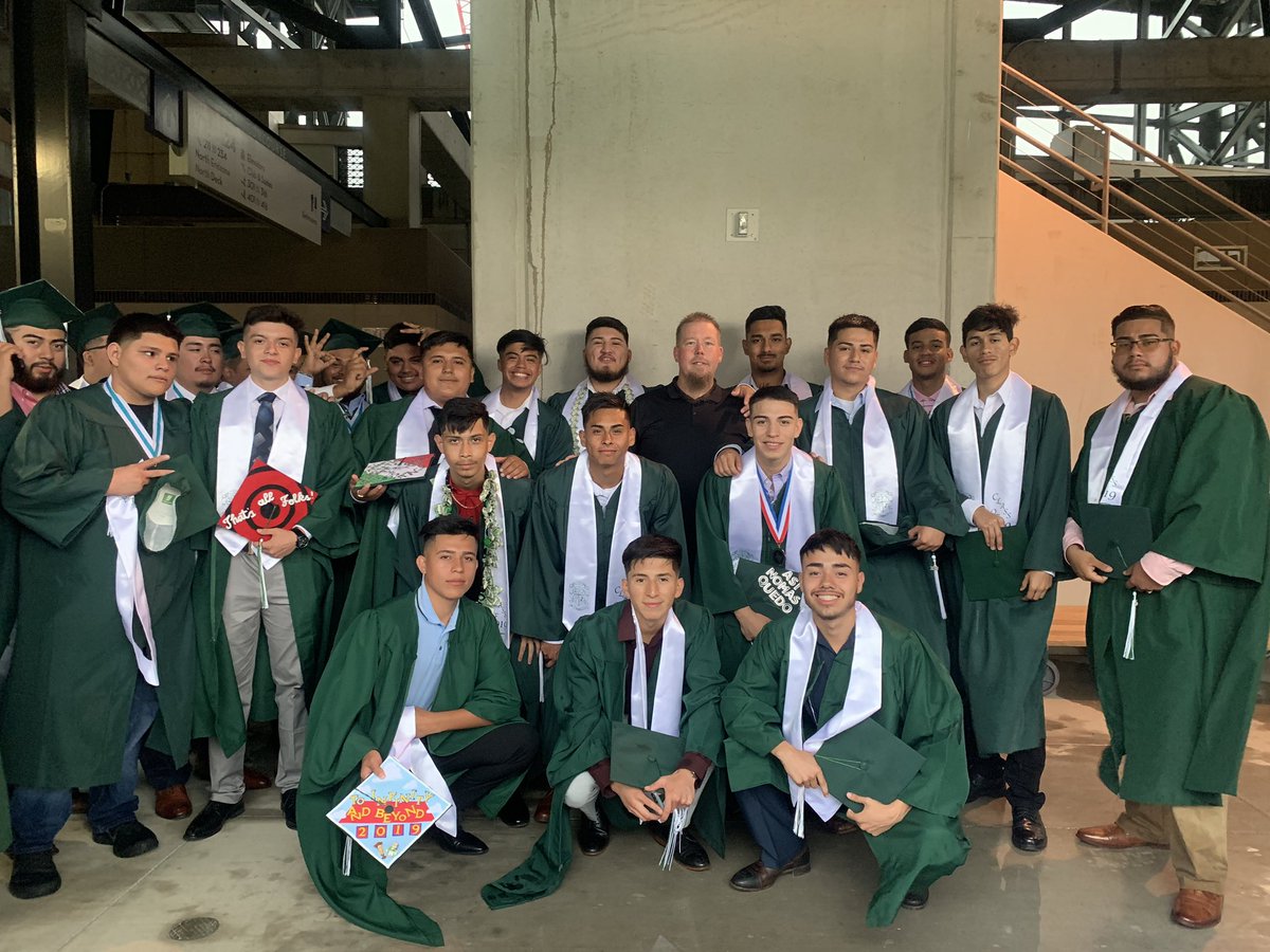 osvaldoc27's tweet photo. And Scene ladies and gentlemen. 🎓 https://t.co/ahFLAEE5IN