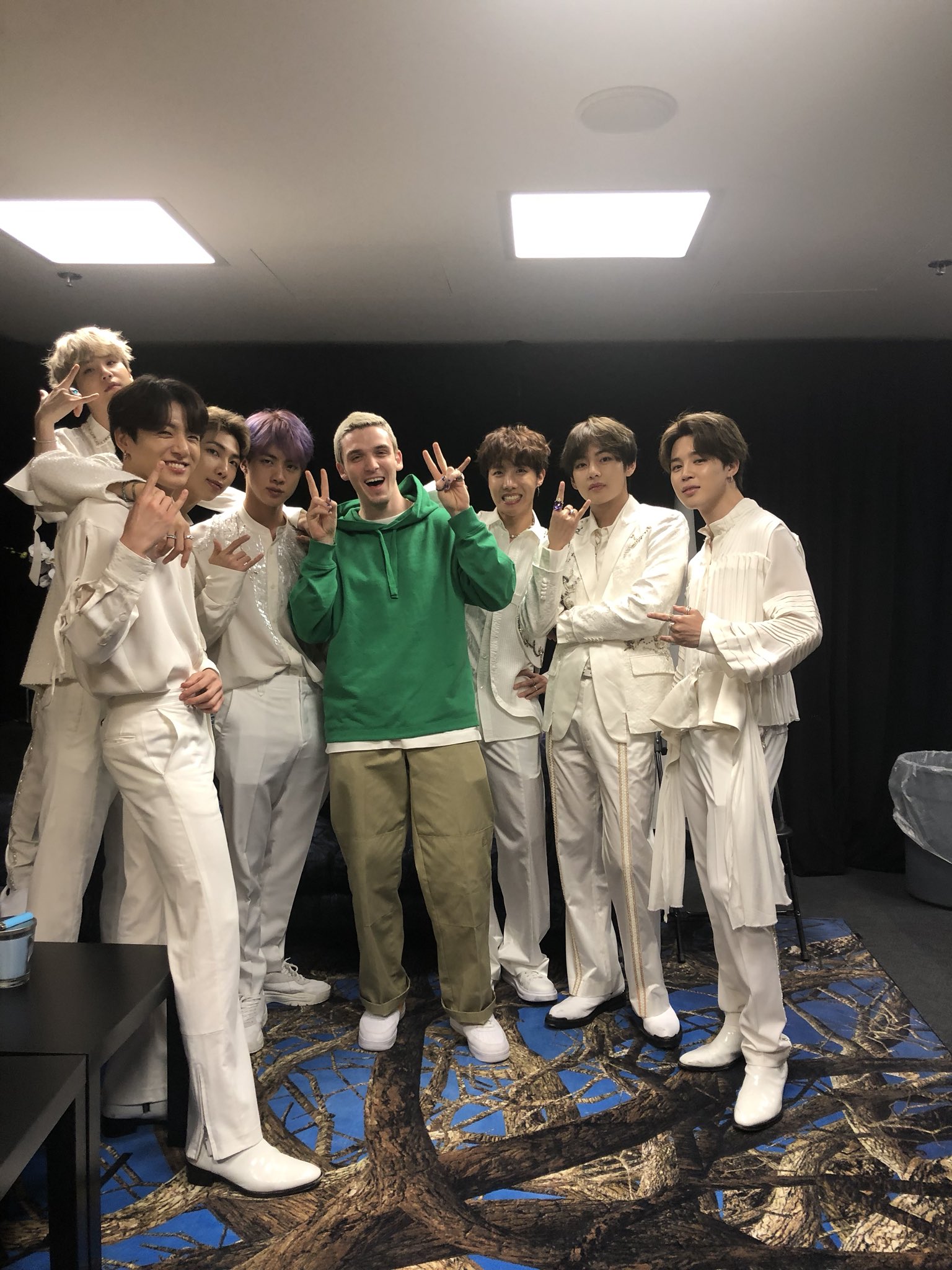 Lauv bertemu BTS di belakang panggung usai konser RM dkk di Stadion Wembley, London, Inggris pada Juni 2019 lalu.