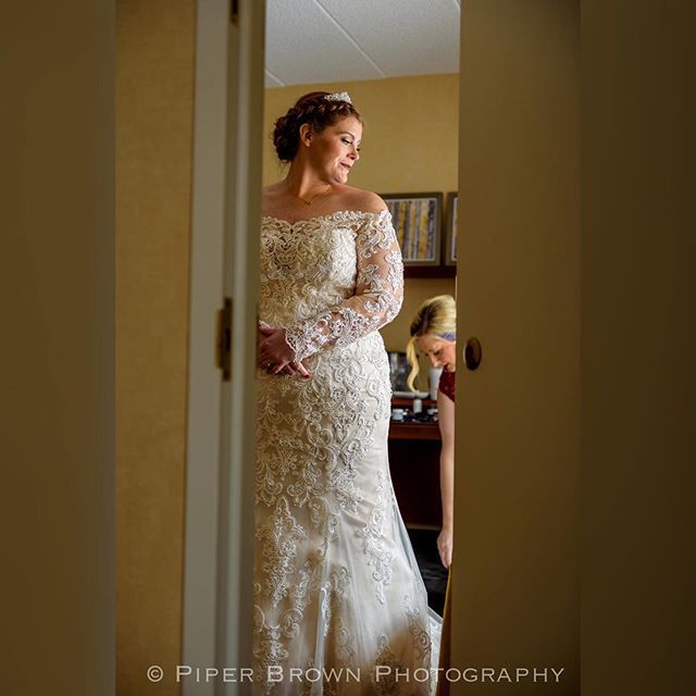 Documenting brides getting ready is always a magical time 😁 #piperbrownphotography #weddingphotography #wedding #bride #SmithfieldWeddingPhotographer #RIWeddingPhotography #maweddingphotographer #lakeviewpavilion bit.ly/2Z4iEKa