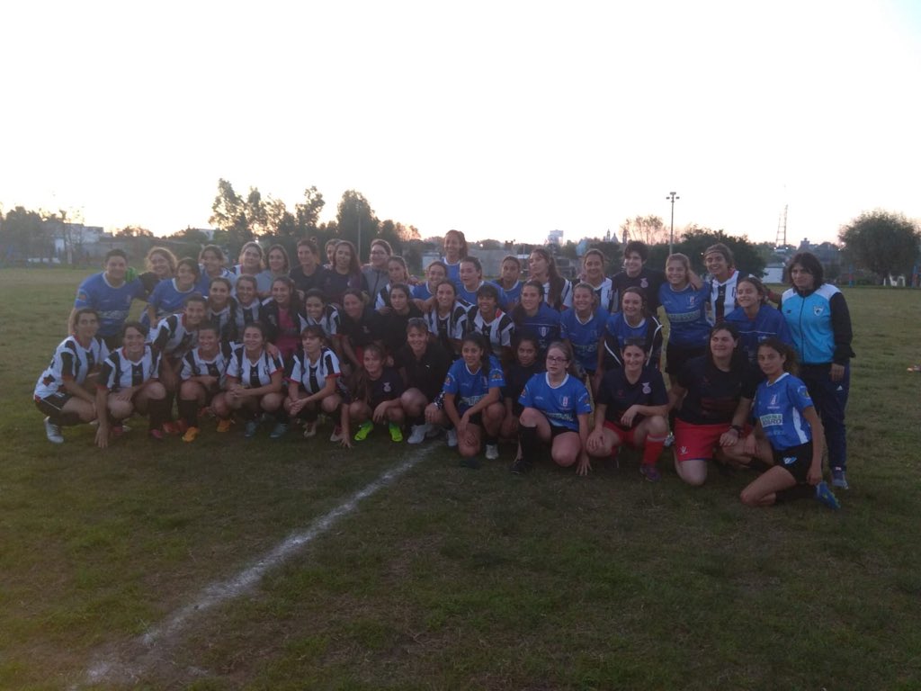 CRAoficial's tweet photo. FELICITACIONES a nuestras decanas! 💙
Hoy participaron de un campeonato triangular con Treinta y Tres y Central, ambos equipos de San José y obtuvieron el campeonato, la valla menos vencida, goleadora y jugadora revelación. https://t.co/7WBUiKOAo1