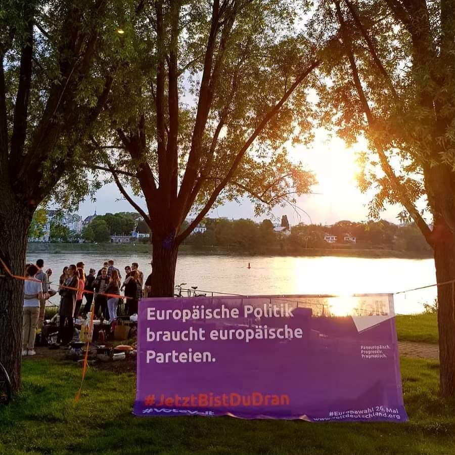 VoltDeutschland's tweet photo. Wir möchten die Schwelle zwischen „der Politik“ und „den BürgerInnen“ möglichst niedrig halten. Du kannst bei #Volt daher entweder als Mitglied der Bewegung (Volunteer) oder als Mitglied der Partei (Member) mitmachen:
https://t.co/tZhMZSOFO1
Mehr Infos:
https://t.co/L2LhzmpZwX https://t.co/ZlEYDm4Vmc