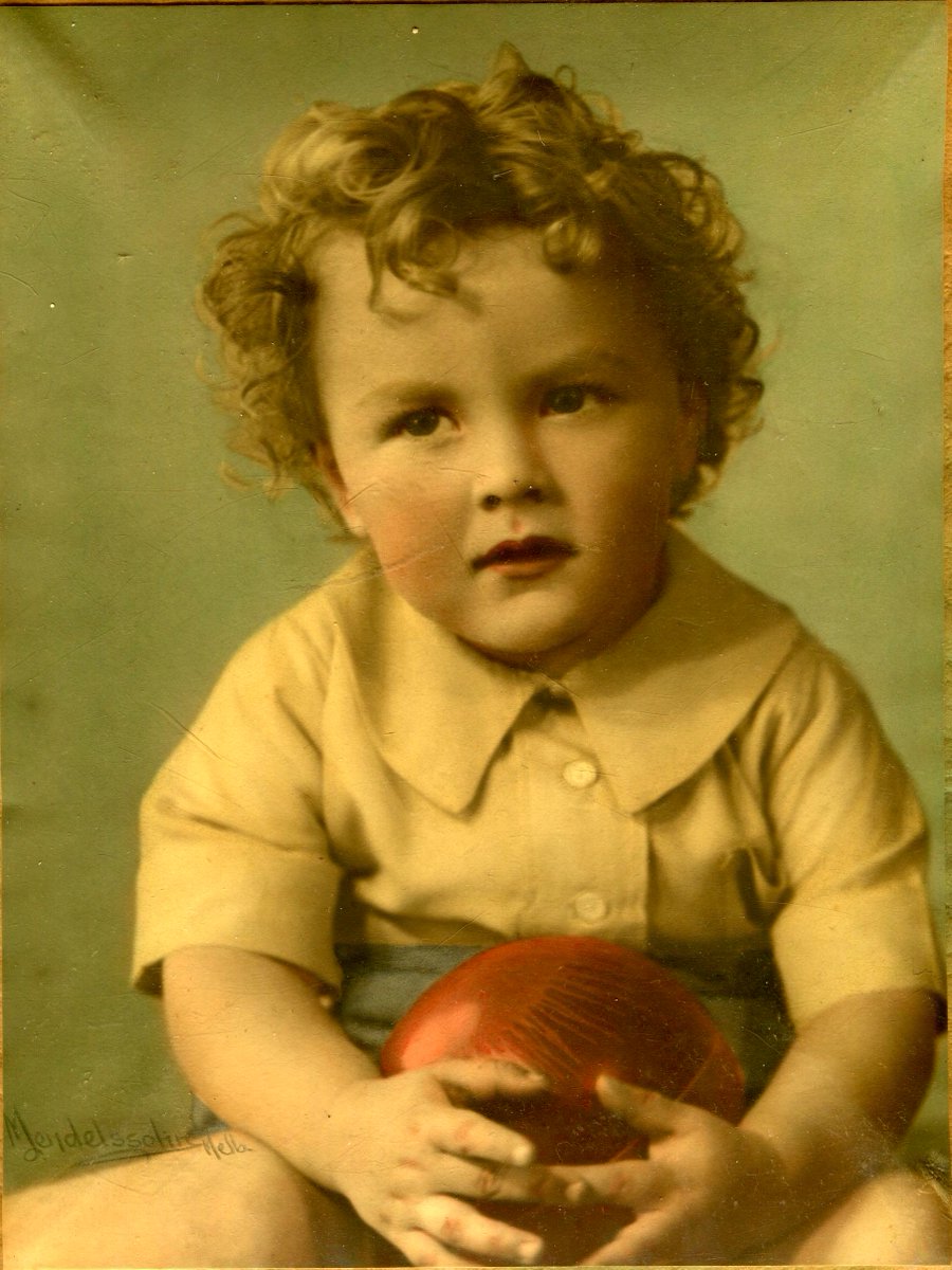 Jim is 83. But in 1938, he won first prize in a baby competition.
What is your story?
#biographies #familyhistory #videobiographies #healthyageing #eldercare #elderlycare #seniors