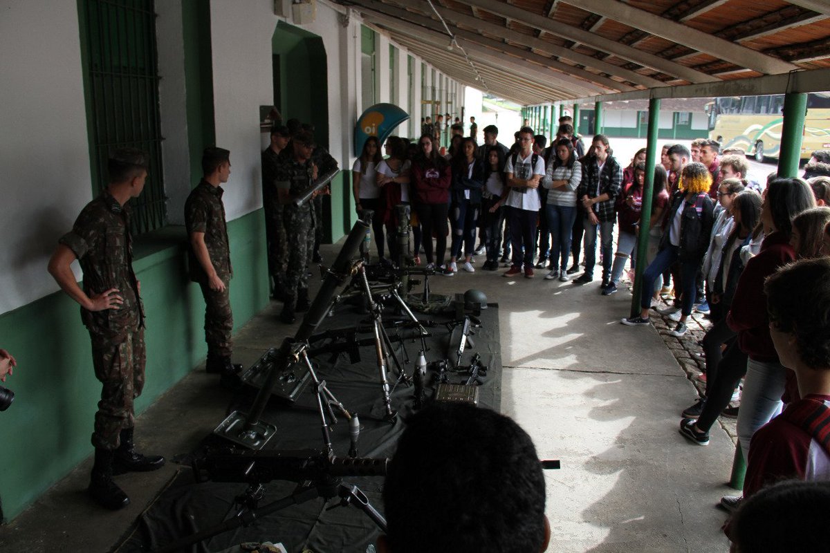 CmdoCMS's tweet photo. O 62º Batalhão de Infantaria, de Joinville recebeu alunos do ensino médio, interessados em conhecer as instalações da organização militar e acompanhar um pouco da rotina na caserna. #estudantes #futuro #62bi https://t.co/Haadjo9KEI