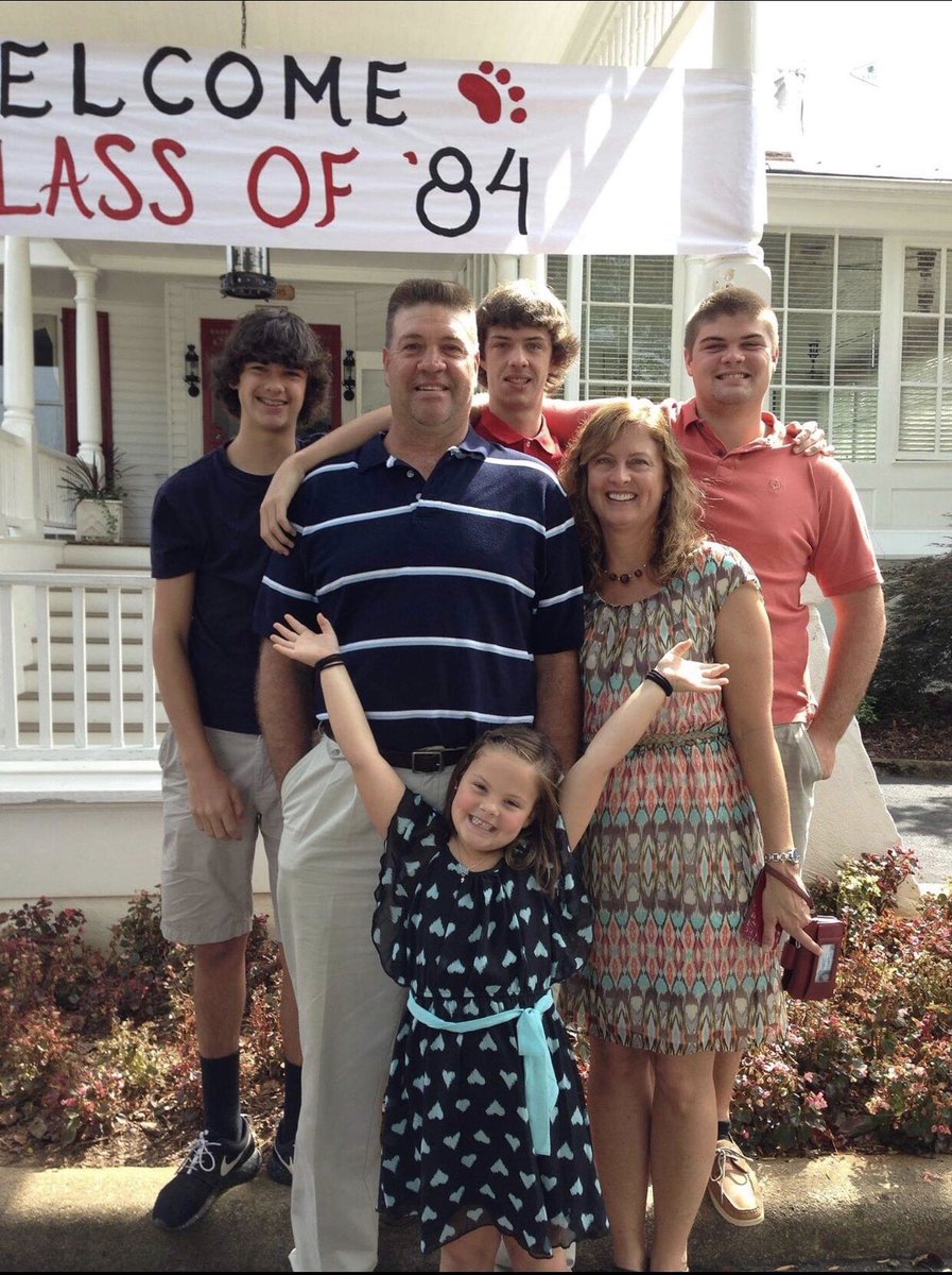 A close family friend of mine was involved in a head on collision and has been in ICU for over two weeks. Please share to help support his family... anything helps❤️ #chasestrong facebook.com/donate/1077060…