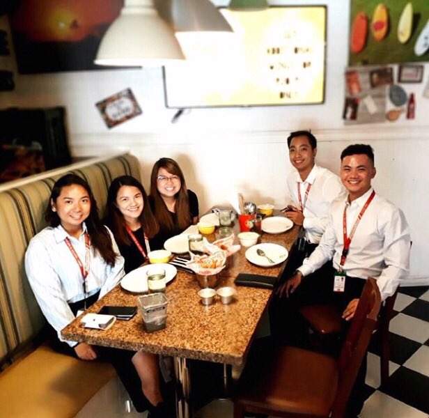 No reason to dread Mondays! Drop by Sunrise Buckets Burgos Circle (Fort), The Grove (Pasig), Power Plant Mall (Makati) or Santolan Town Plaza (San Juan) for a quick chat with your colleagues 🍽 Photo by: @jv.malolos #sunrisebuckets