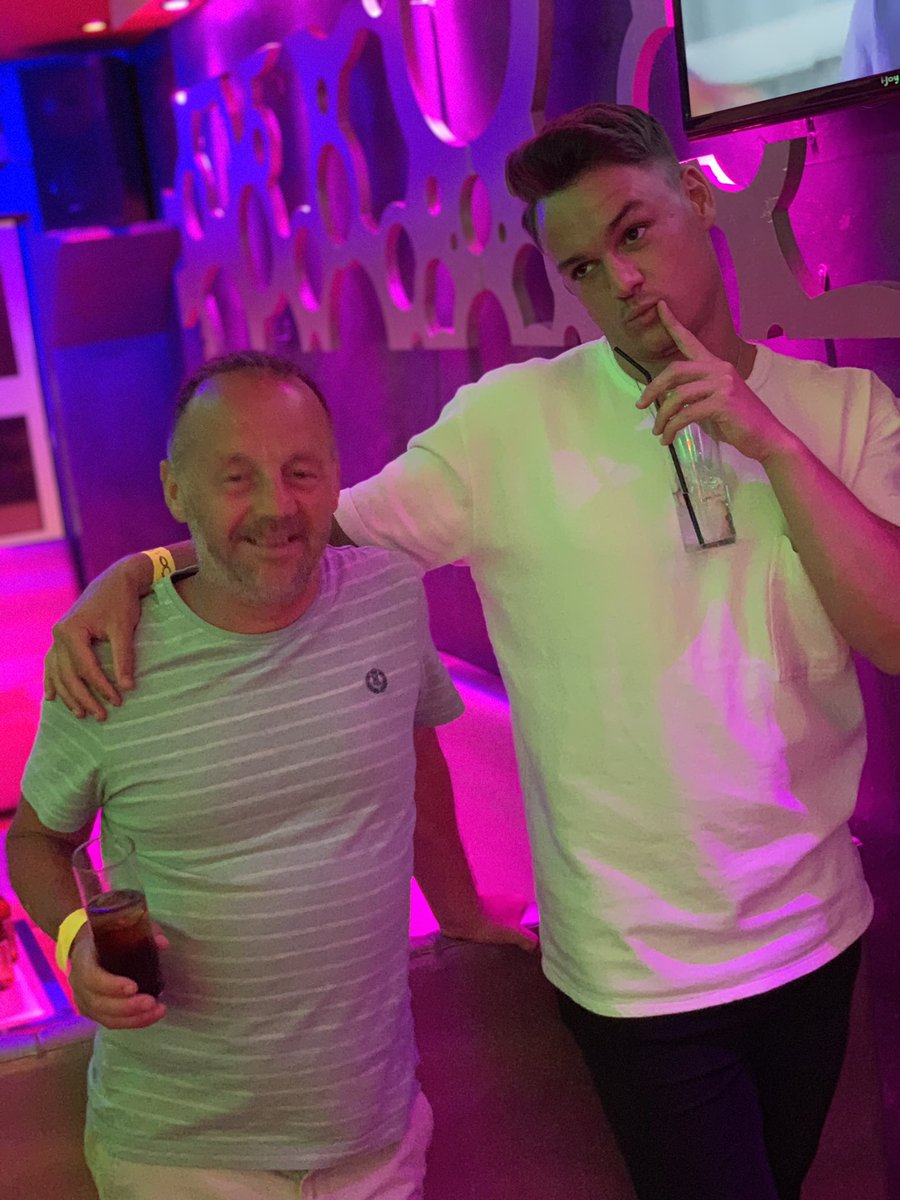 despeare44's tweet photo. BREAKING NEWS: Elliot Keightly signs 3 year deal. Manager delighted. #bigbucks #extratenner #cheers @YateTownFC https://t.co/tWyVVct0Ke