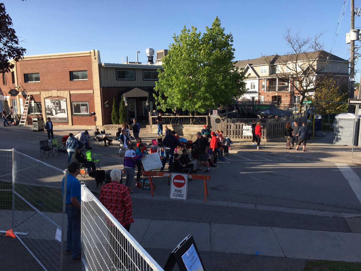 Grant_os's tweet photo. The crowd is forming.... https://t.co/yyeqyNZ32l
