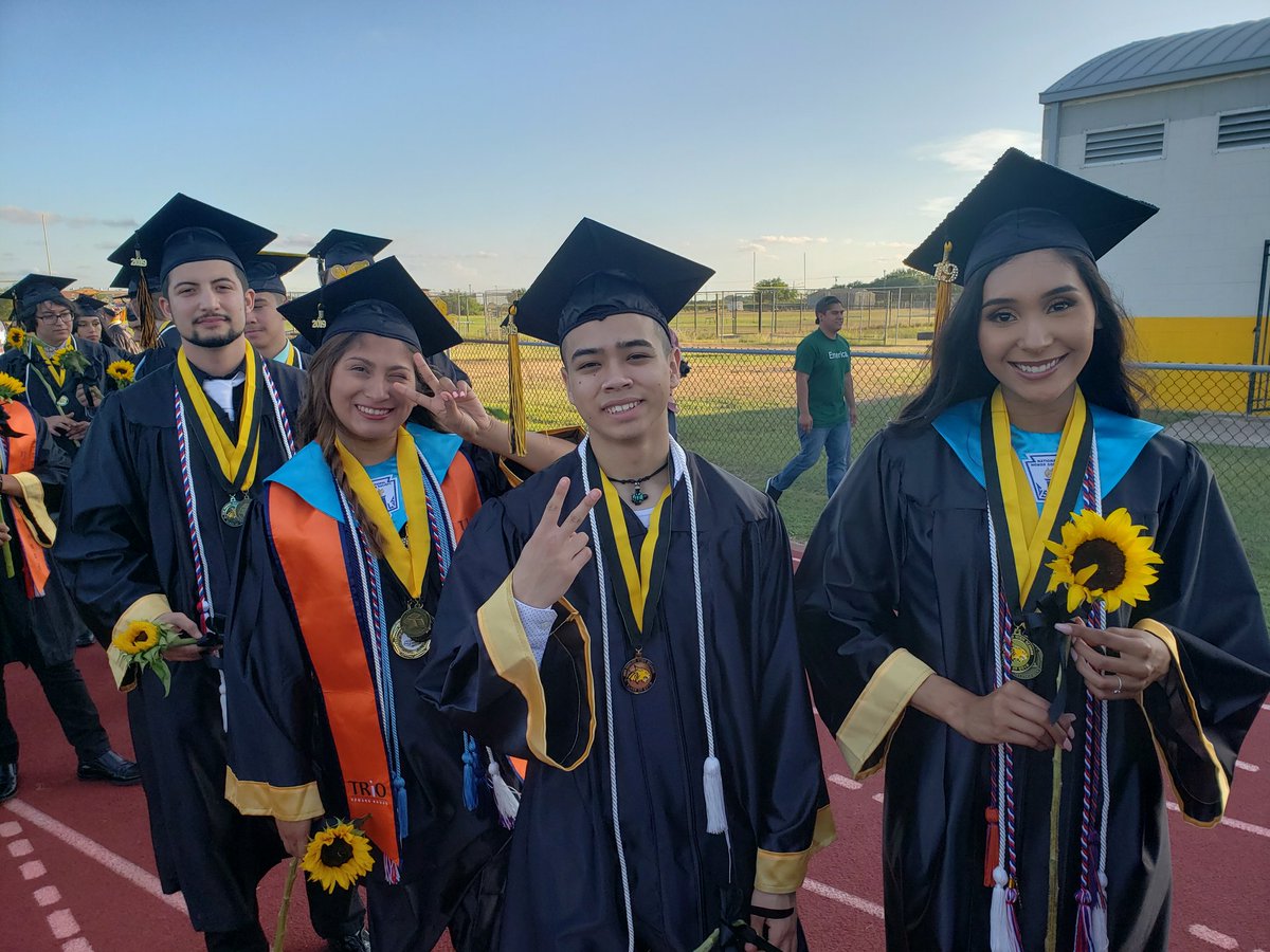 RHHS_Bobcats's tweet photo. Graduation 2019 #WeAreRioHondo https://t.co/Vbi36cYl6b