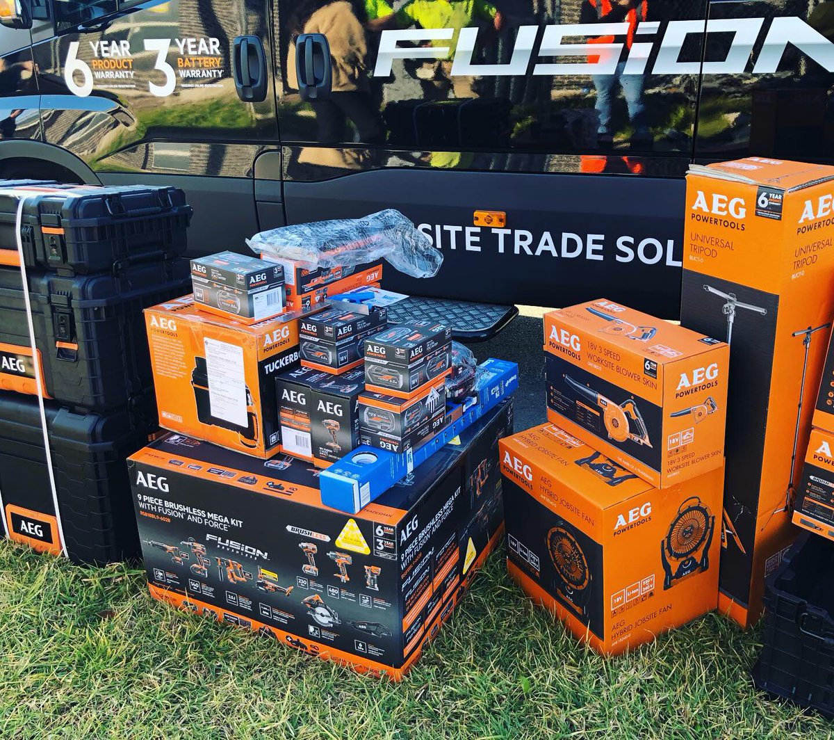 kyleandjackieo's tweet photo. “This is lifechanging” - Tristan the tradie’s reaction when we surprised him with all the best power tools from @aegpowertoolsau after he had his kit stolen three times! 🛠 #KJGiveback #KJShow https://t.co/sT3TFwnluw