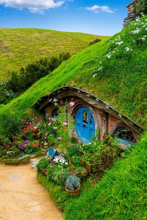 elisemanahan's tweet photo. I sometimes think that Hobbits get to live rather charmed lives when they aren't going off on adventures with wizards, elves, rangers and dwarves. https://t.co/Syx0O0lJUV