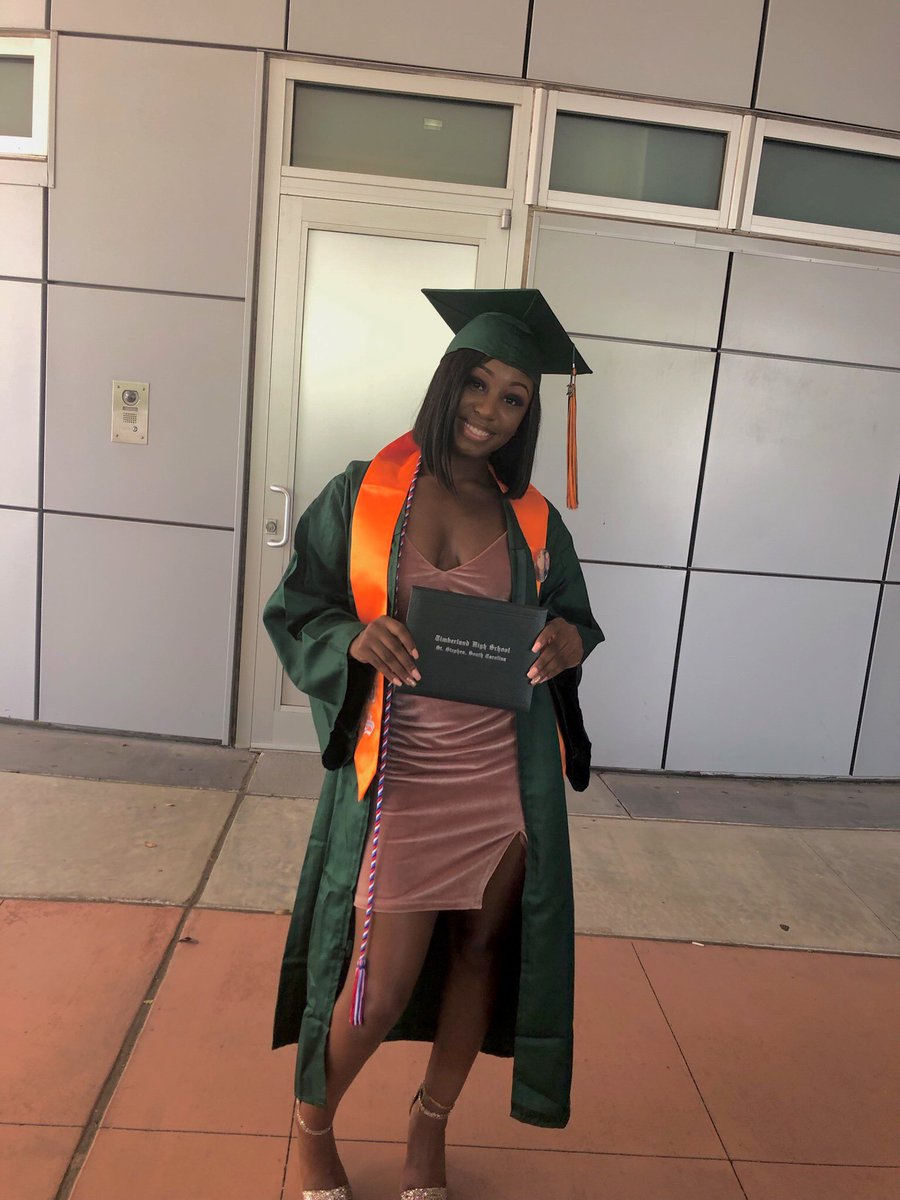 itsdemetriaaa_'s tweet photo. i handled that πππ©π½βπ .. up next ? COMBAT BOOTS π₯°πΊπΈ #THSGraduate #ArmyStrong https://t.co/J3MgnckSFp