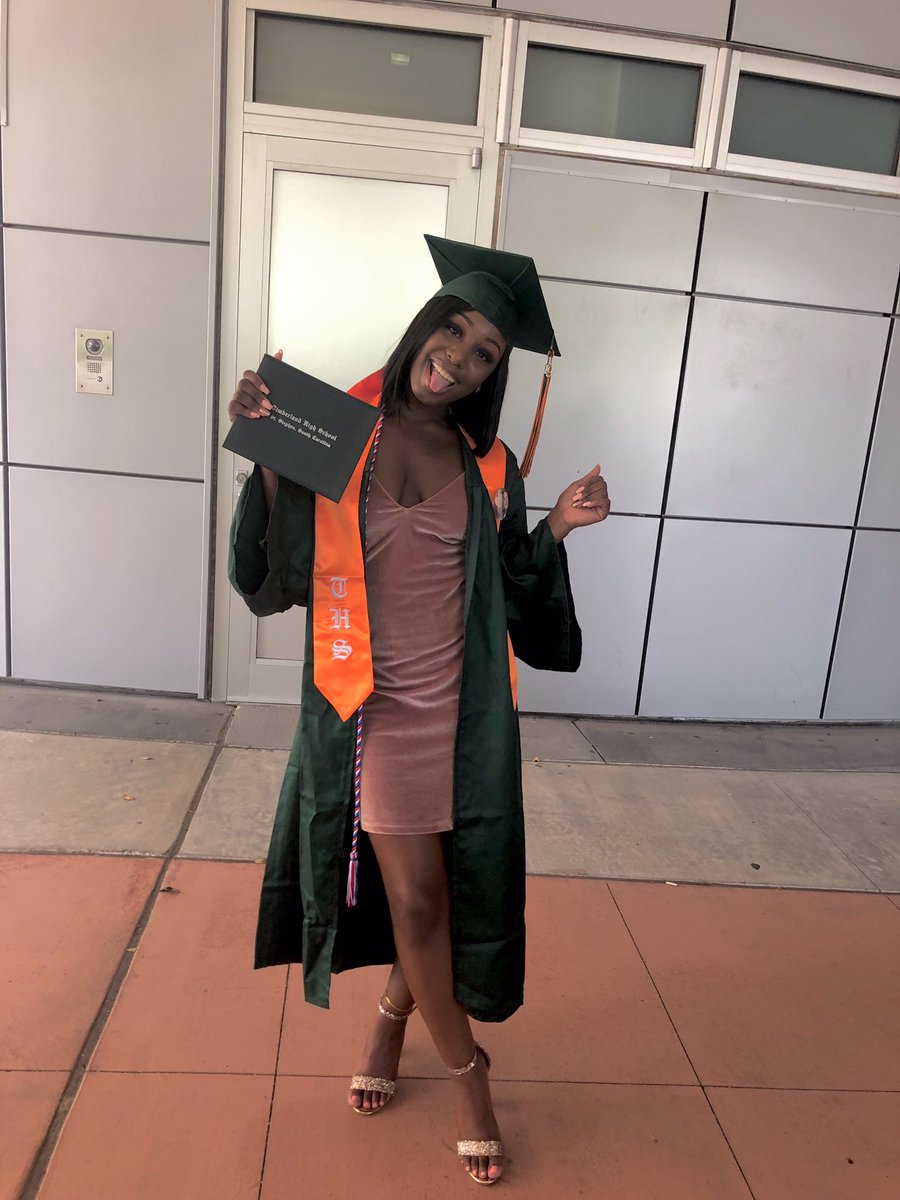 itsdemetriaaa_'s tweet photo. i handled that πππ©π½βπ .. up next ? COMBAT BOOTS π₯°πΊπΈ #THSGraduate #ArmyStrong https://t.co/J3MgnckSFp