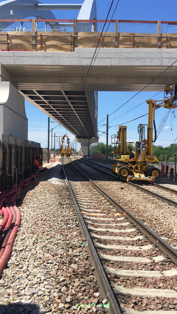 Bravo !! <a href="/SNCFReseau/">SNCF Réseau</a> ITIF et DGII, <a href="/eiffage/">Eiffage</a> pour la prouesse technique de la mise en place du viaduc de Bezons, en toute sécurité et dans les temps, un jalon essentiel sur la voie d'EOLE !