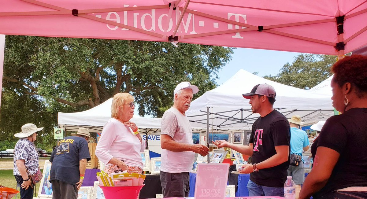 VisaFromGP's tweet photo. Come see us at the #balloonfestival in #LadyLake and take advantage of our new #Magenta Plans. @dustinknapp #marriedtothegame #magentaeverything https://t.co/bZaC3626yk